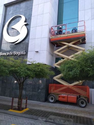 Plataforma de tijera JLG3369LE en mantenimiento de fachada Banco de Bogota, Cali