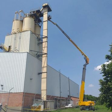 Manlift HAULOTTE HA41PXNT, altura de trabajo 41,5 mts, en mantenimiento de chimenea, empresa en Cal