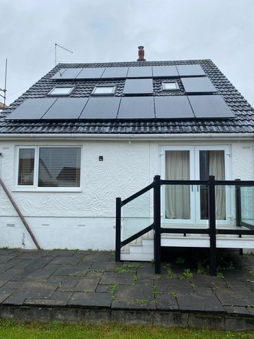 14 Panel solar installation 6.1Kw max generation.