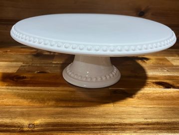 white cake stand