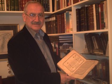 احد أقدم الكتب من مكتبة المؤرخ نهاد سمعان