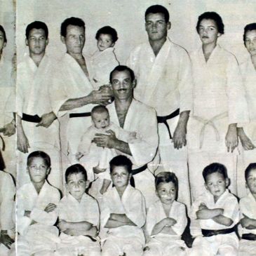 The image of the Gracie family with Carlos and Helio Gracie.