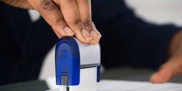 Chicago Mobile Notary notazaing a document
