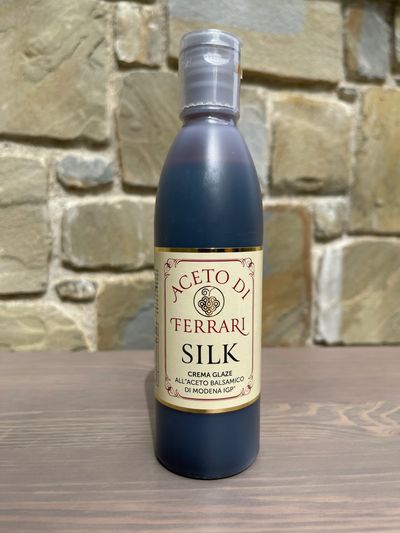 Bottiglia di crema di aceto balsamico Aceto di Ferrari Silk.