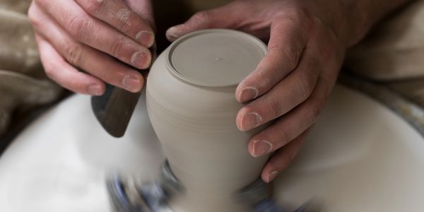 Trimming process of the ceramic urn