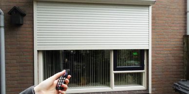 Roll down shutter with electric motor and remote