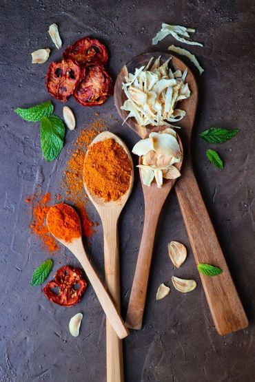 Dried onion and dried garlic on spoon
