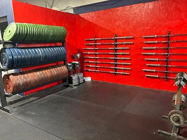 High-quality competition bars and barbells at JetEngineCrossFit, ideal for weightlifting and strength training.