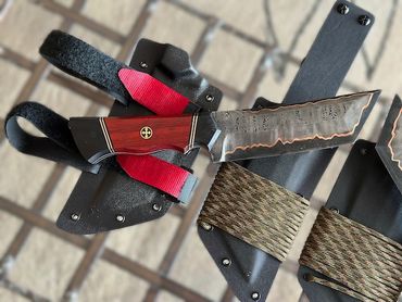close up Custom cumai damascus tanto.  Traditional and cross draw kydex sheaths accented paracord