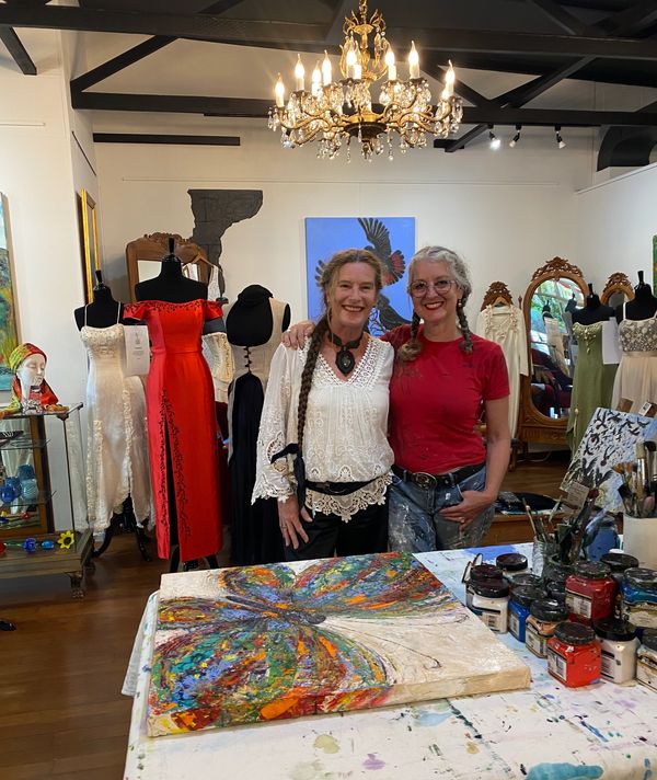 Didi La Baÿsse together with Leah Kelly in the Art Studio & Gallery in Kuranda Village
