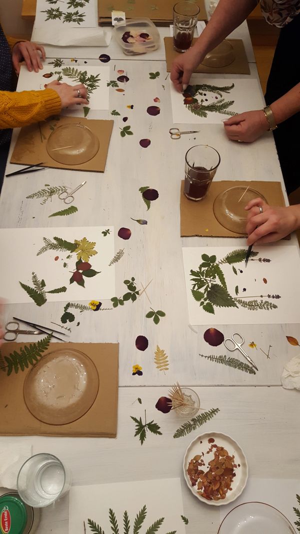 Blütenbilder werden in einem DIY-Workshop in Jettes Atelier gestaltet.