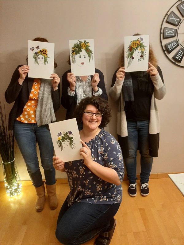 Teilnehmerinnen eines Workshops in Jettes Atelier mit ihren Blütenbildern.