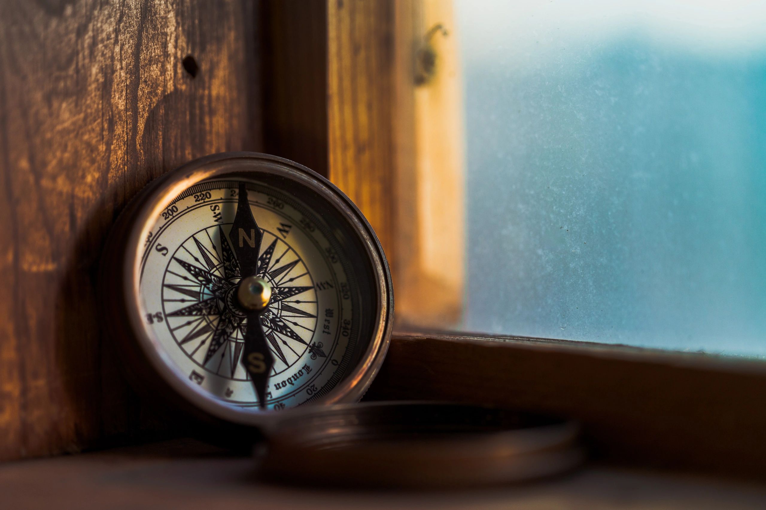 Ein Kompass auf einer Fensterbank in Jettes Atelier.