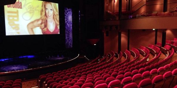 Cruise ship theater before the comedy hypnosis show of Brenda Kaye
