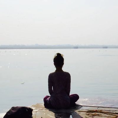 Meditando frente al Ganges en Varanasi