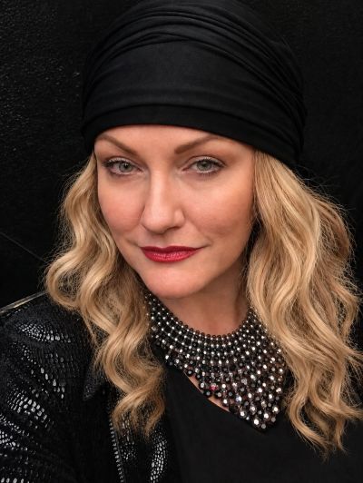 Renee Lynn, Halloween and Holiday party Tarot reader and psychic offering intuitive readings for pri
