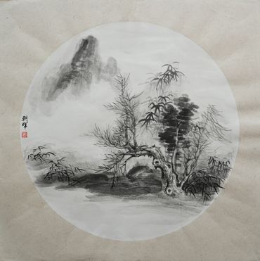 中国水墨山水画,圆形构图,古松苍劲,修竹环绕,远山云雾缭绕,意境清幽高远,展现传统国画之美。
关键词:山水画、水墨画、松树国画、竹林国画、圆形构图、书画收藏、东方艺术。