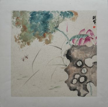 中国花鸟画,太湖石旁绿叶红莲相映,螳螂与蚂蚁点缀画面,色彩清新,展现草虫画的生动情趣。
关键词:花鸟画、草虫画、水墨画、太湖石国画、莲花国画、书画收藏、东方艺术。