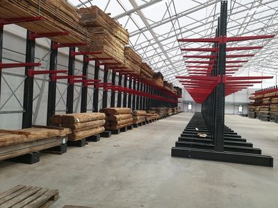 Was ist ein Kragamregal? Einseitige und doppelseitige Kragarmregale sind zu sehen.