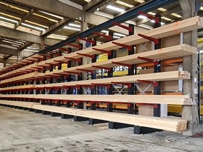 Welche Vorteile bieten Kragarmregale. Es ist ein beladenes Kragarmregal mit langem Holz zu sehen.