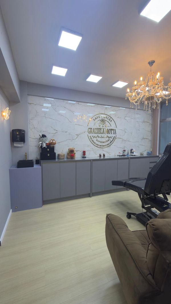 Piercing com padrão clínico. Estética de alto nível.