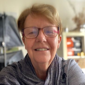 Contemporary visual artist lynne greenstreet in studio space