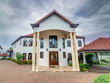 La Vista villa driveway