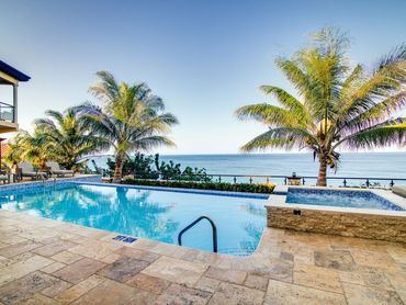 La Vista villa infinity pool and hot tub