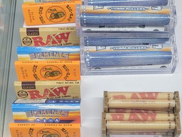 Various RAW and Elements rolling papers and filters displayed.