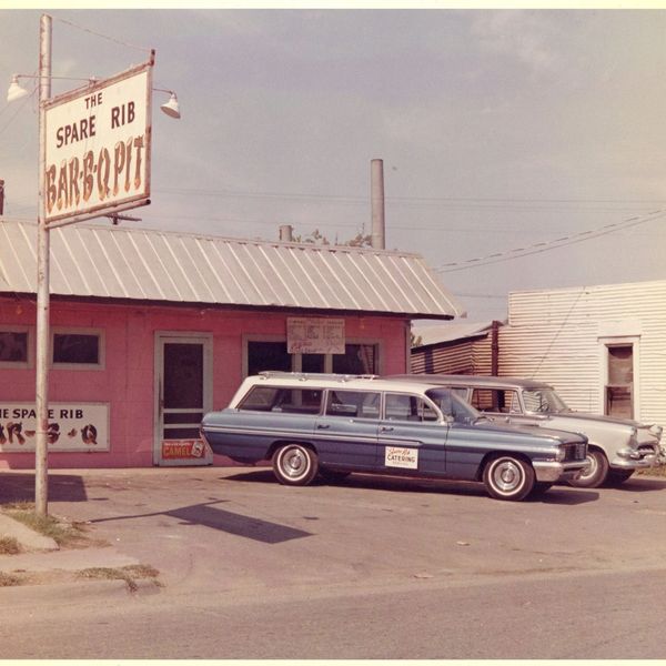 Vintage photo of The Spare Rib Bar-B-Q with classic cars parked outside.