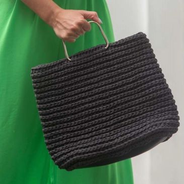 A hand bag made out of Circulo Yarn