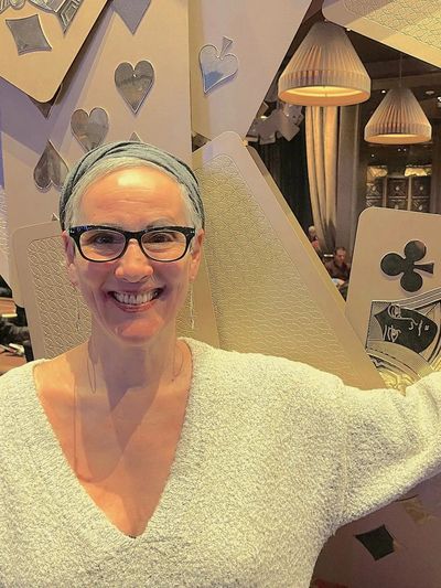 I am Sasha Sutton, Vegas live-cash pro-poker grinder and a mindset trainer.
