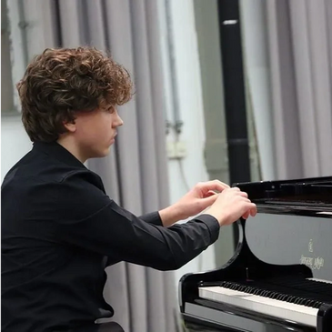 Rubin Sparwasser beim Preisträgerkonzert des Wettbewerbs Jugend Musiziert.