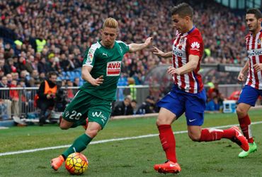 Sergio "Keko" Gontán about to cross a ball at Vicente Calderón, Atlético de Madrid's old stadium.