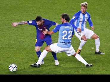 Sergio "Keko" Gontán playing against Lionel Messi at Camp Nou.