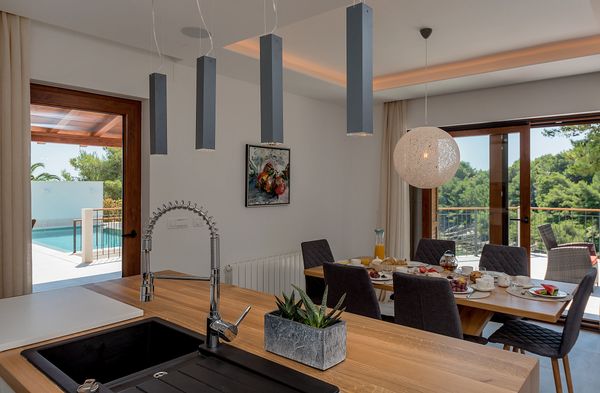 Kitchen & dinning area