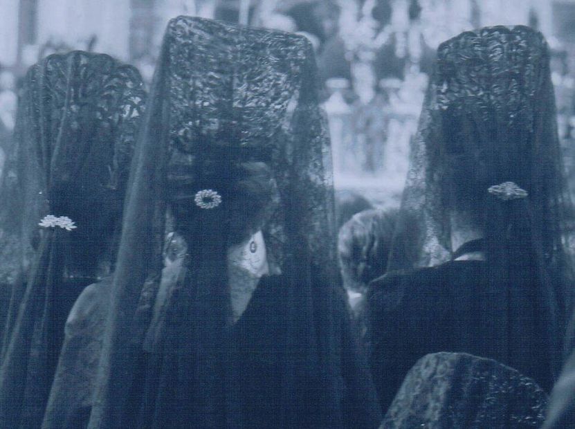 mujeres con mantillas de Chantilly