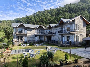 Dastak Retreat; Facade