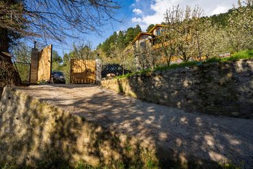 Parking access to Naggarville homestay in Himachal