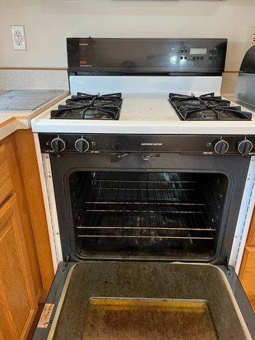 Kitchen oven before cleaning