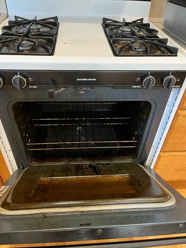 Kitchen oven before cleaning