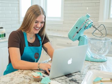 Caylyn Pruitt, CayPops Bakery