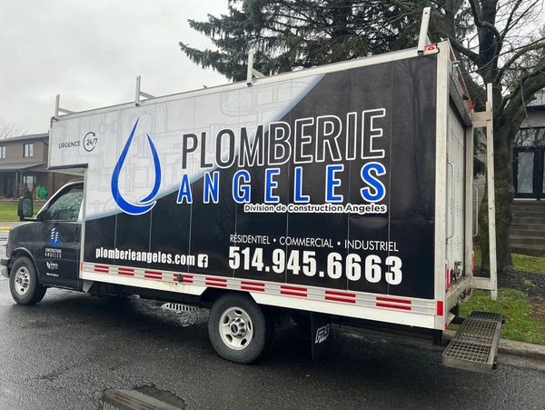 camion du plombier avec le logo plomberie Angeles