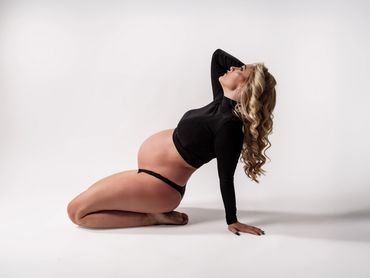 El mejor fotografo de embarazo de Sevilla. Sesion de estudio de premama en Bormujos Aljarafe Sevilla
