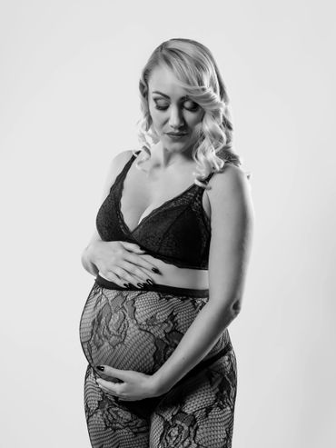 Sesion premama en Sevilla, mujer embarazado, elegante, sensual, ropa interior