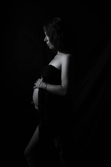 Sesiones a mujeres embarazadas. Fotografia intima de embarazo, en estudio Sevilla