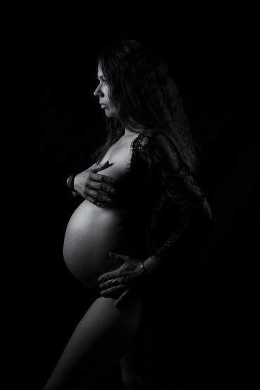 Sesion embarazo desnudo en Bormujos Sevilla. Mujer embarazada de perfil desnuda íntegramente, sesion