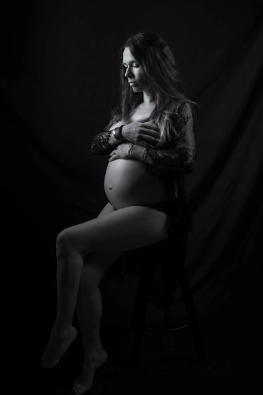 Sesiones íntimas y elegantes para futuras mamás en Sevilla. Desnudo artístico en estudio.