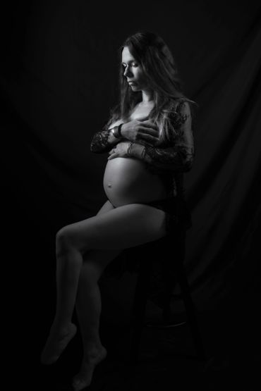 Sesiones íntimas y elegantes para futuras mamás