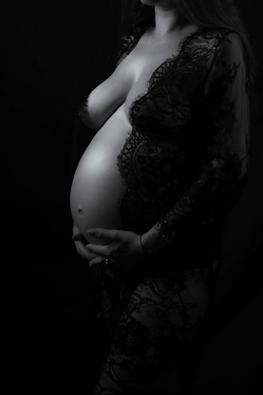 Desnudo artistico de embarazo. Fotografia elegante de premama en Sevilla